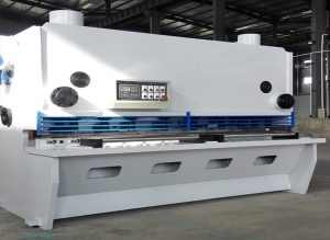 Makinë prerëse gijotinë hidraulike CNC e eksportuar në Kili